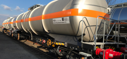 Grauer Kesselwagen mit orangenem Streifen rundherum